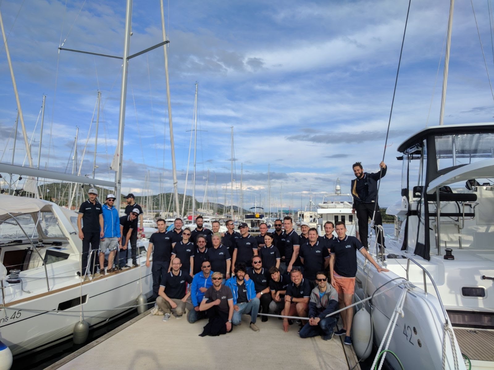 Echipajul B.O.M.A. pe un velier, în port