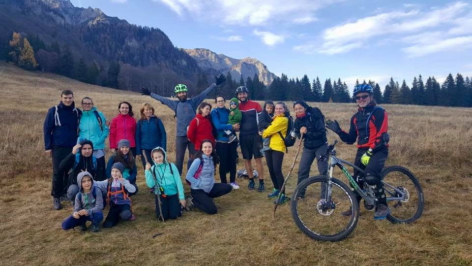 Membri B.O.M.A. la o drumeție cu bicicletele, pe munte