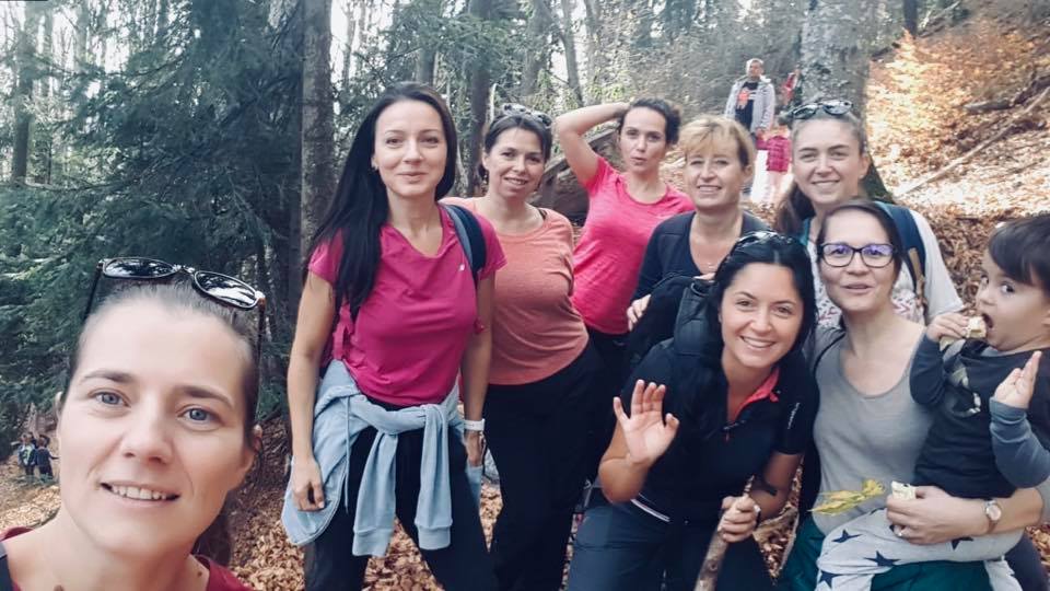 Membre B.O.M.A. la o drumeție prin pădure